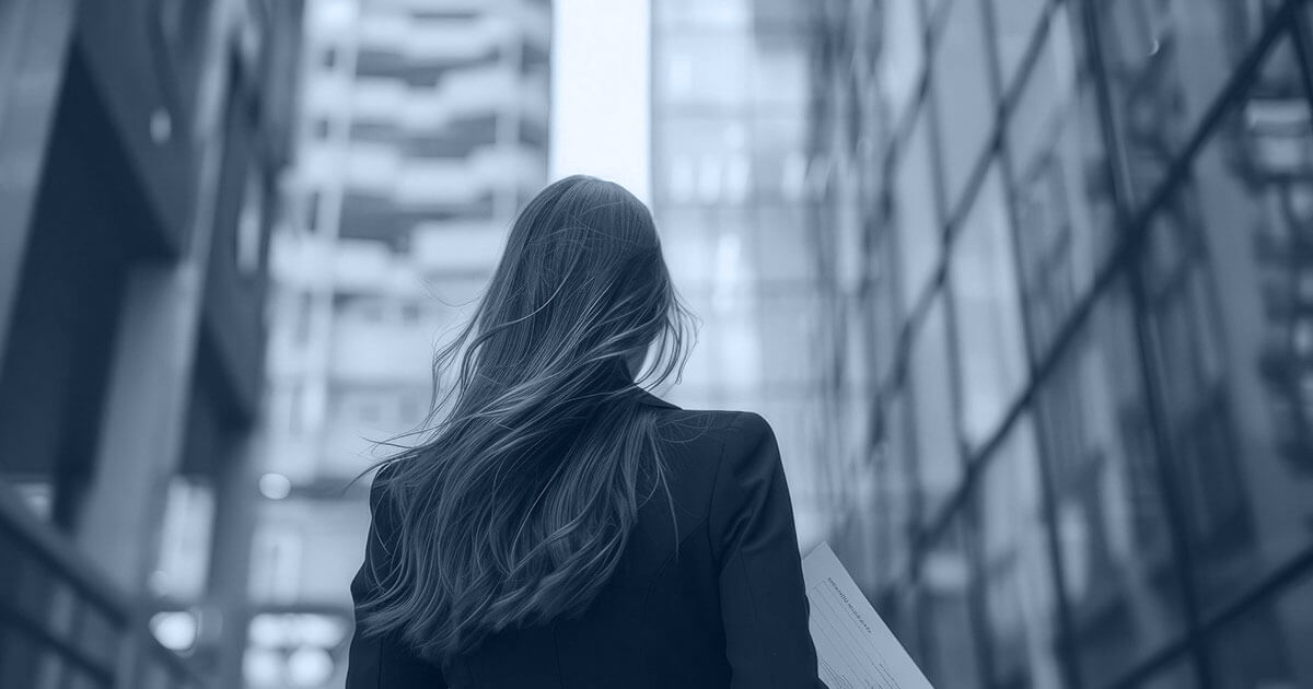 Unternehmerin denkt über Finanzierung nach